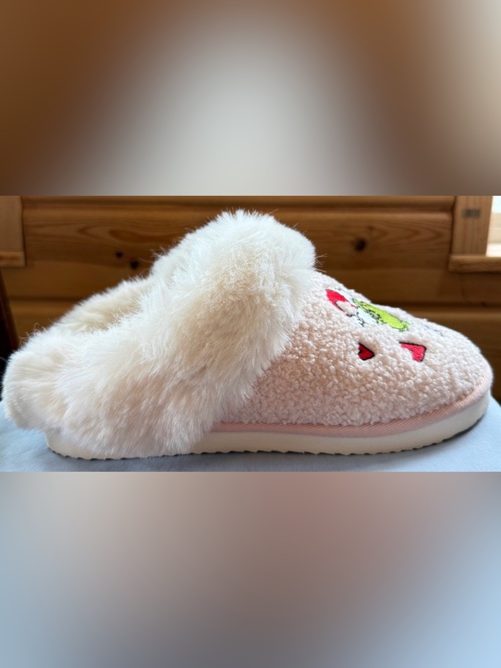 American Eagle Women's Plush Grinch Holiday Slippers in Cream 8 NWOT - Picture 14 of 14